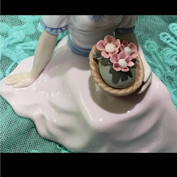 Porcelana de Cuernavaca Porcelain Girl Figurine with a Basket of Flowers - Picture 5 of 11
